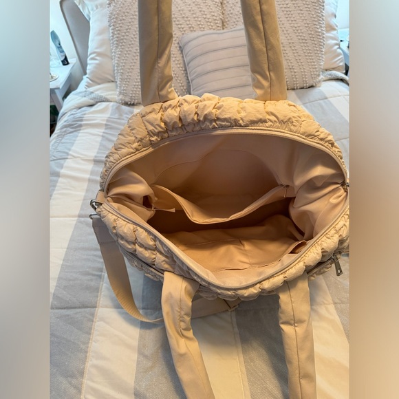 A New Day duffle bag with cross body strap barely used smoke and pet free - Picture 2 of 6